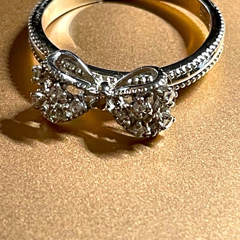 Sterling Silver Ring with Bow Tie Design Size 6
